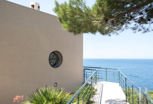 En Sicile, à l’est de Palerme, une maison d’inspiration moderniste en balcon sur la mer - photo  n°9